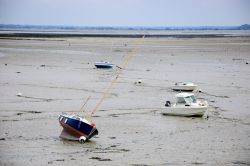 Barche con la bassa marea a Saint-Malo in Bretagna, Francia - © Elena Dijour / Shutterstock.com