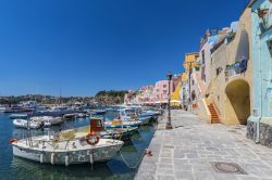 Barche da pesca al porto di Marina Corricella sull'isola di Procida, baia di Napoli.



