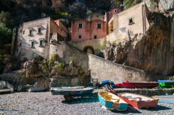 Barche da pesca ormeggiate sulla spiaggetta del Fiordo di Furore, Campania. Fra gli abitanti celebri di questo grazioso villaggio marinaro ci furono anche Roberto Rossellini e Anna Magnani.


 ...