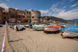 Barche da pesca sulla spiaggia a Laigueglia, Liguria. Sullo sfondo la bella torre del XVI° secolo.
