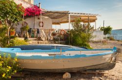 Barche da pesca sulla spiaggia di Brucoli in Sicilia