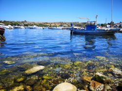 Barche di pescatori nel porticcolo di Brucoli in Sicilia