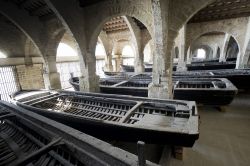 Barche all'interno di un'antica costruzione a Favignana, Sicilia. Per secoli, pesca, tufo e agricoltura sono state le più importanti fonti di guadagno per la popolazione - © ...