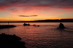 Barche lasciano il porto di Estepona per la pesca notturna, Spagna. A fare da cornice un meraviglioso tramonto con i colori del cielo riflessi sull'acqua del Mediterraneo.

