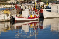 Barche al porto nell'isola di Lemnos, Grecia - Alcune barche ormeggiate al porto e utilizzate dai pescatori: ancora oggi la pesca rappresenta una delle più importanti fonti di guadagno ...