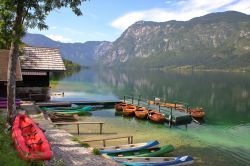 Barche ormeggiate al molo sul lago di Bohinj, Slovenia. Fra le varie attività outdoor che si possono fare al lago di Bohinj vi sono anche giri in barca.

