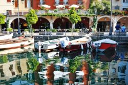 Barche ormeggiate al porticciolo di Desenzano del Garda, provincia di Brescia, Lombardia.



