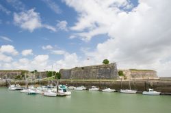 Barche ormeggiate al porto sull'isola d'Oleron, Francia. Questo territorio francese si trova nella regione del Poitou-Charentes.



