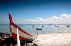 Barche di pescatori su di una spiaggia dell'isola di Penang, in Malesia - © magicinfoto / Shutterstock.com