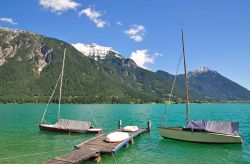 Barche sul lago Achensee, Austria - Imbarcazioni ormeggiate nei pressi di un pontile sul lago Achensee: per andare alla scoperta delle sue bellezze paesaggistiche si può scegliere di ...