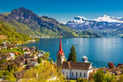 Barche sul lago di Lucerna (Vierwaldstatersee) e il villaggio di Weggis, Svizzera. Sullo sfondo la montagna Pilatus e le Alpi svizzere.


