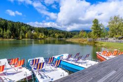 Barche sul Lago Wildsee in Austria, nei pressi di Seefeld, Tirolo