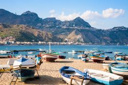 Barche sulla spiaggia di Giardini Naxos in Sicilia. Sullo sfondo Taormina - © vvoe / Shutterstock.com
