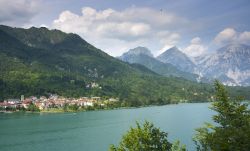 Barcis sulla sponda nord del lago in Valcellina, Friuli Venezia Giulia