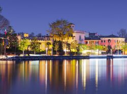 Bardolino e il Lago di Garda in notturna, Veneto - © ASchindl/ Shutterstock.com