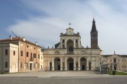 L'Abbazia di Polirone, dedicata in gra parte a San Benedetto si trova nel borgo omonimo di San Benedetto Po in Lombardia, provincia di Mantova - © m.bonotto / Shutterstock.com