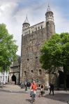 Basilica di Nostra Signora a Maastricht, Olanda. In primo piano, ciclisti a passeggio - © Pecold / Shutterstock.com