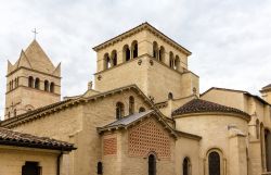 Basilica di Saint-Martin d'Ainay a Lione, Francia. Situata nel quartiere di Ainay, nella penisola di Lione, questa chiesa abbaziale è monumento storico di Francia dal 1840. Secondo ...