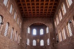 L'intrerno dell'enorme Basilica Palatina di Costantino (Konstantin Basilika, o Aula Palatina) nel centro di Trier, Germania - foto © Matyas Rehak / Shutterstock.com