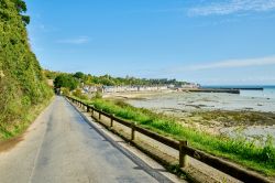 Bassa marea su litorale di Cancale, Ille-et-Vilaine, Bretagna, Francia.
