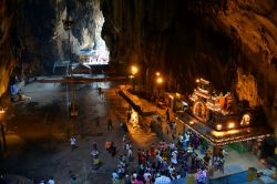 Batu Caves: si tratta di una formazione di grotte calcaree dentro alla quale hanno trovato luogo, negli anni, alcuni templi induisti. L'accesso è libero ai fedeli e anche ai turisti, ...