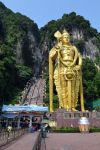 La statua del Dio Murungan: tra le statue di questa divinità nel mondo, quella delle Batu Caves è la più grande di tutte. Al suo fianco parte la scalinata di 272 gradini ...