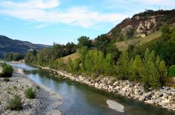 Un bel paesaggio con il fiume Trebbia a Bobbio, Piacenza, Emilia Romagna. La Trebbia, affluente di destra del Po, scorre per 120 km attraversando le province di Genova e Piacenza.
