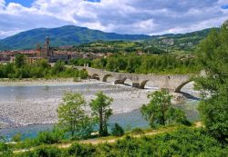 Una bella veduta di Bobbio e del Ponte Gobbo, Piacenza, Emilia Romagna. Centro più importante della Val Trebbia, questa località sorge sulla sponda sinistra dell'omonimo fiume ...