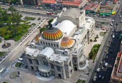 L'elegante edificio di Bellas Artes, nel centro di Città del Messico, visto dalla vicina Torre Latinoamericana, all'incrocio tra Av.Hidalgo e l'Eje Central - foto © ...
