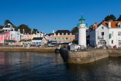 Belle Ile en Mer, Francia: la città di Sauzon con il porto e il faro - © Matthieu Photoglovsky / Shutterstock.com