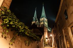 Deventer (Paesi Bassi): in Bergstraat sorge la Bergkerk, una chiesa costruita nel XIII secolo che fonde alcuni elementi romanici e gotici - foto © RPW de Jong / Shutterstock.com