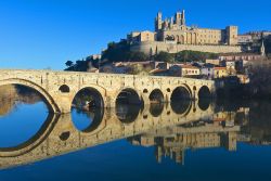 Beziers, borgo nel sud della Francia. Siamo in Linguadoca, regione storica che si estende dalla Provenza ai Pirenei - © 243161326 / Shutterstock.com