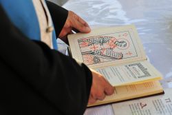 Una bibbia durante una cerimonia greca ortodossa al monastero di Panagia Kardiotissa, Lassithi, isola di Creta - © T photography / Shutterstock.com