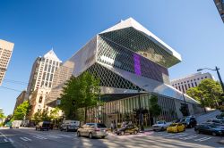 Biblioteca pubblica a Seattle, Washington: la Seattle Central Library ha aperto nel 2004 e venne progettata da Rem Koolhaas e Joshua Prince-Ramus. - © f11photo / Shutterstock.com