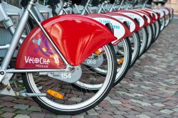 Bici a noleggio nel centro di Mulhouse, Francia. Siamo nel dipartimento dell'Alto Reno nella regione Grand Est - © 207074017 / Shutterstock.com