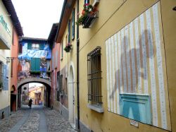 Pellegrini, Pozzati, Tadini e Sassu sono solo alcuni degli importanti artisti che hanno firmato le opere che arricchiscono le vie del centro storico di Dozza. Dal 1960 grandi maestri della pittura ...