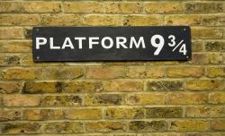 L'insegna del Binario 9¾ dell'Hogwarts Express alla Kings Cross Station di Londra, Inghilterra.Il treno percorre questa corsa circa sei volte l'anno e trasporta gli studenti ...