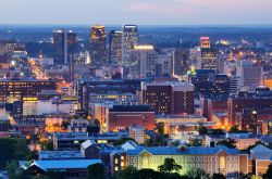 Birmingham by night, Alabama, USA. Questa città viene considerata la capitale culturale e artistica dell'Alabama grazie anche alla presenza di numerose gallerie d'arte.



 ...