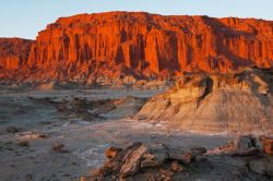 Bizzarre formazioni rocciose fotografate al tramonto nella Valle della Luna a San Juan, Argentina.

