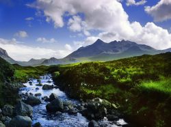 Black Cuillin, la montagna alta quasi 1000 metri sull'Isola di Skye (Scozia). Siamo tra i paesaggi più spettacolari delle Highlands scozzesi - © David Hughes / Shutterstock.com ...