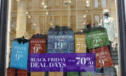 Black Friday, a New York City, USA: il venerdì dopo il giorno del ringraziamento è il giorno dedicato allo shopping! I grandi sconti prima di Natale rendono molto vantaggioso un ...