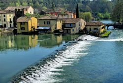 Borghetto sul Mincio, Verona - Frazione del comune di Valeggio sul Mincio, in provincia di Verona, Borghetto è una suggestiva località inclusa nella lista dei borghi più ...