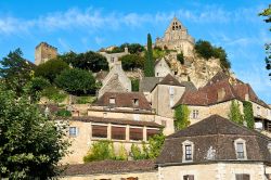 Il borgo antico di Domme, Dordogna, Francia. Questo piccolo villaggio di mille abitanti sorge su un'altura che lo mantiene sopraelevato.




