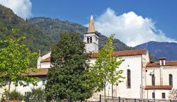 Borgo Chiese è un comune sparso di circa 2000 abitanti in Valle del Chiese e comprende le frazioni di Brione, Cimego e Condino.