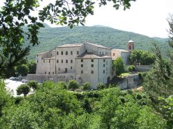 Borgo e castello medievale di Genga, uno dei centri turistici più famosi dell'entroterra della Provincia di Ancona (Marche) - © Alicudi - CC BY-SA 3.0 - Wikimedia Commons. ...