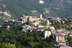 Vista del borgo di Pierosara, una frazione di Genga (Marche)- © Samu80 con licenza Pubblico dominio tramite Wikimedia Commons.