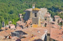 Borgo di Sovana dall'alto, Toscana. Una bella immagine panoramica di "Suana", nome originario di questo centro dato dai romani dopo la loro conquista nel 278 a.C. del territorio ...