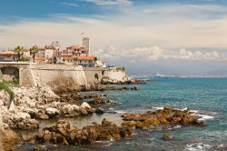 Borgo marinaro di Antibes, Francia - Celebre stazione balneare e porto turistico della Costa Azzurra, Antibes è situata fra Nizza e Cannes in una splendida posizione alla base della piccola ...