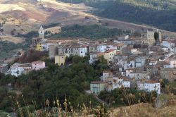 Il borgo medievale di Tufara in Molise, famoso per il suo particolare Carnevale - Lucalesmetz - CC BY-SA 3.0 - Wikimedia Commons.