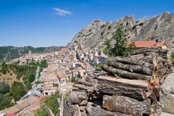 Deposito di legna e vista del borgo di Pietrapertosa tra le montagne della basilicata, a sud di Potenza - © Mi.Ti. / Shutterstock.com